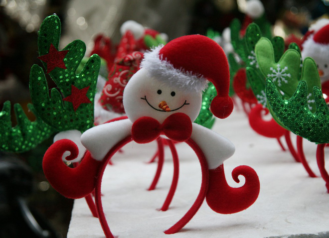 Thị trường đồ trang trí Noel: Xuất hiện nhiều món khủng với giá tiền triệu vẫn hút khách